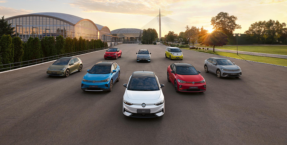 Acht Volkswagenfahrtzeuge von vorne schrägoben